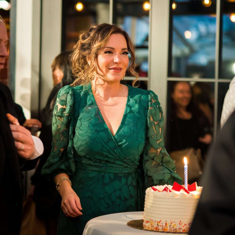 a-medium-shot-of-a-woman-celebrating-her_8L8Gf1XwTXu4MEigXSjAkw_hcCus3JERweL4G1SAz6Edw-e1741873921229